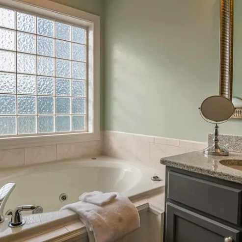 Clean bathroom with towel folded on the tub