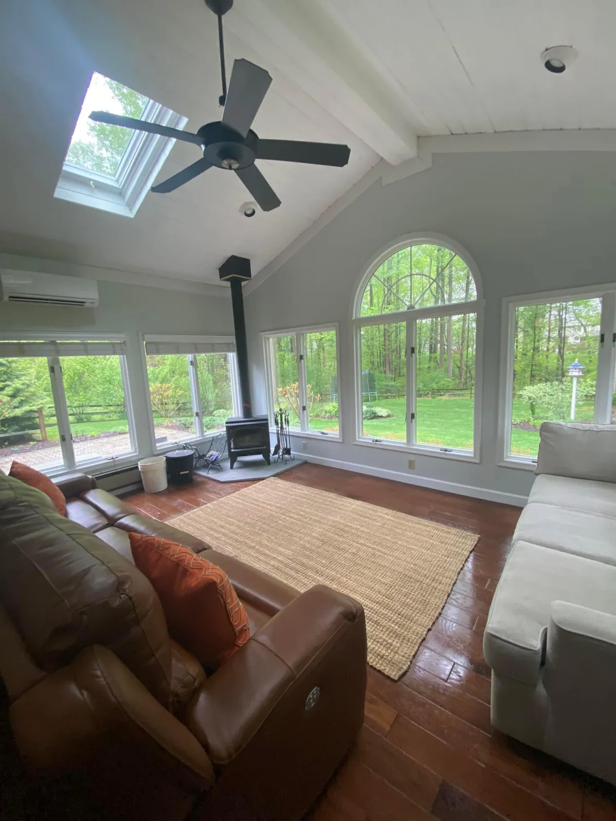 A very neat and clean living room after it has been cleaned by Grace's Cleaning Services.