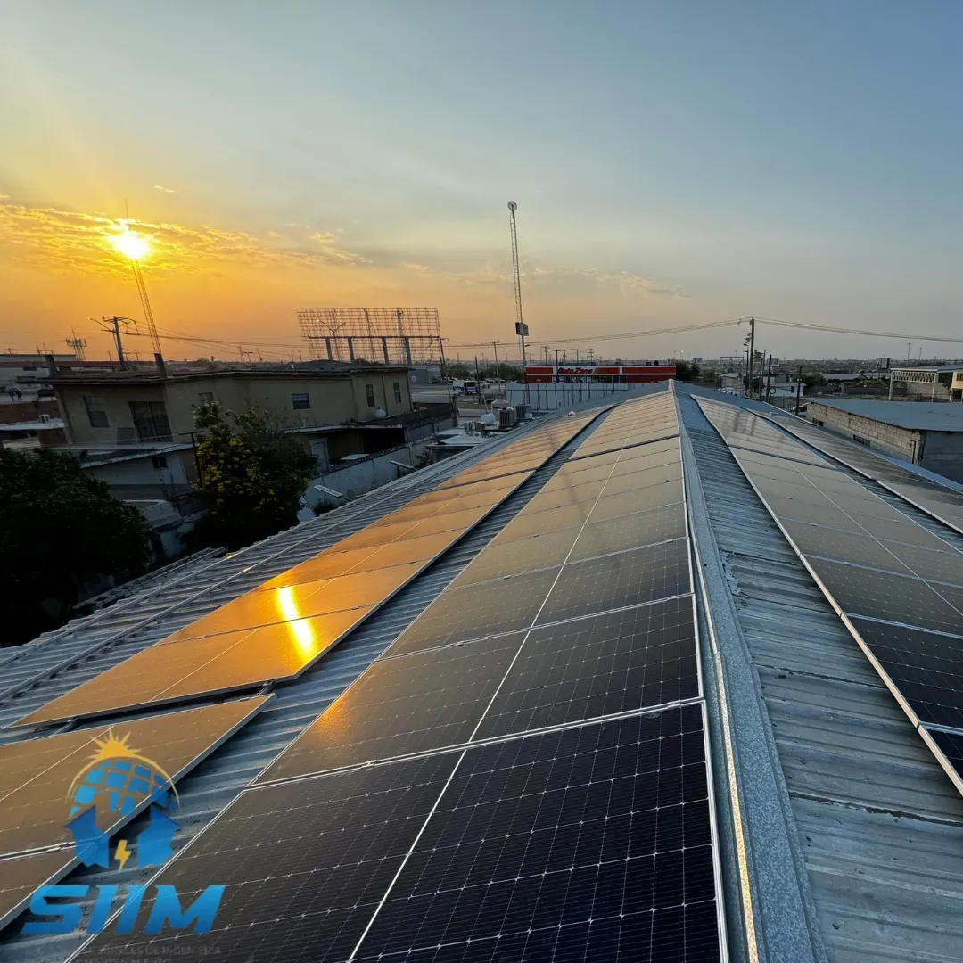 Zona industrial con paneles solares en ciudad victoria