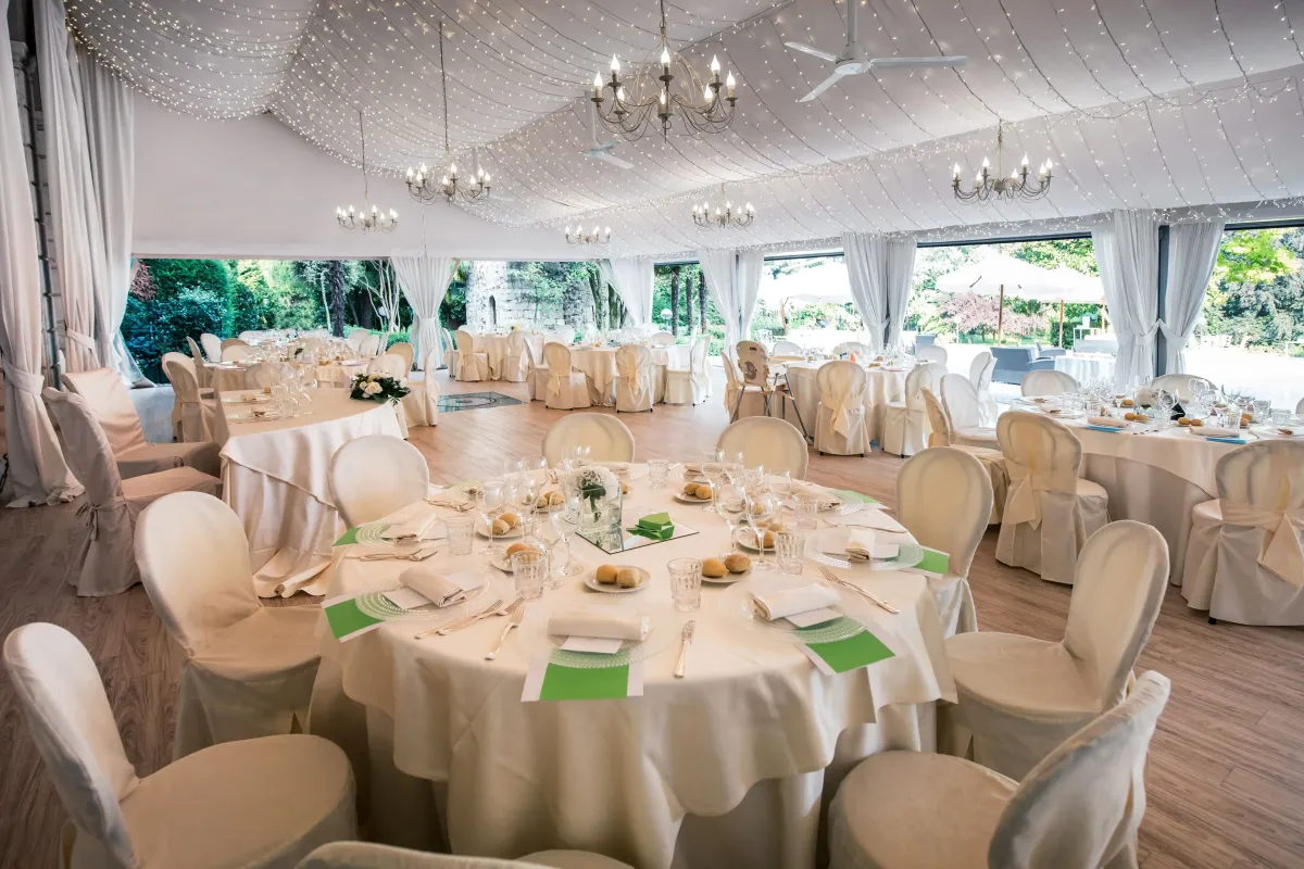 wedding-reception-venue-in-a-large-marquis