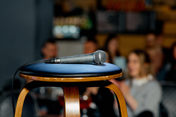 Improve Stand-Up Comedy Fast: Tips & Tricks