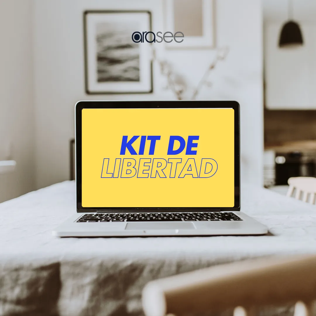 Mujer emprendedora organizando su negocio digital Ejercicio práctico para automatizar tareas Guía gratuita para emprendedoras que quieren escalar Kit de Libertad para negocios digitales