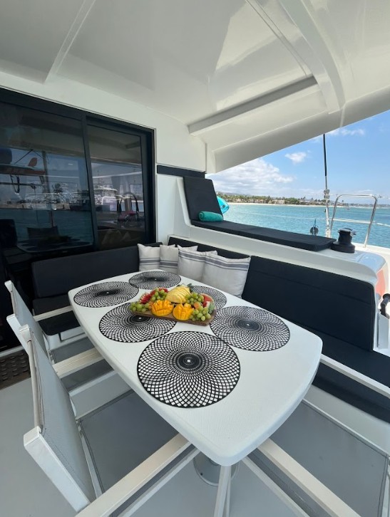 Oceanis 55 exterior sailing