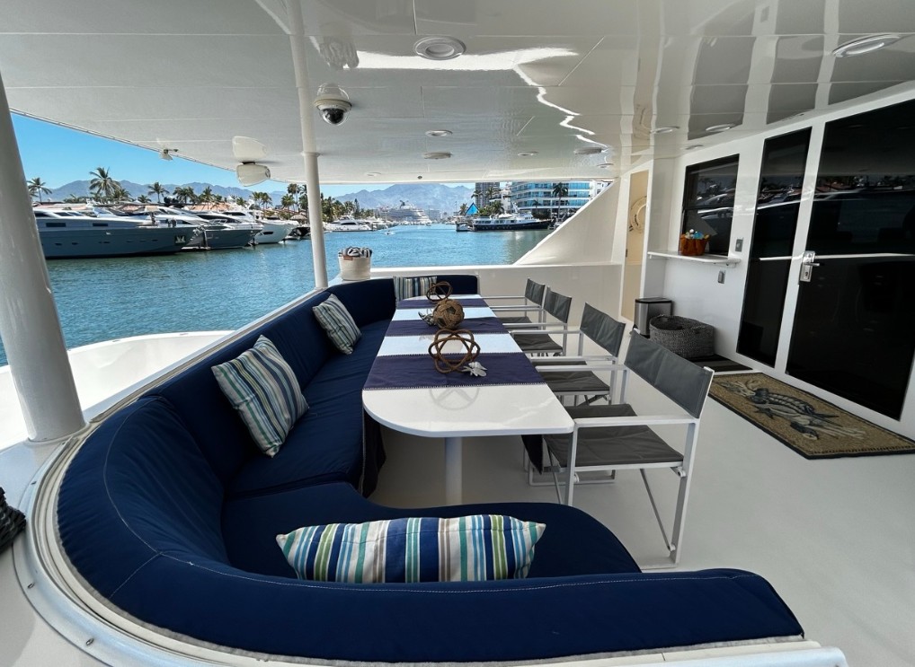 Oceanis 55 exterior sailing