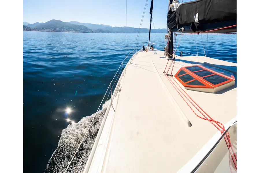 Oceanis 55 exterior sailing