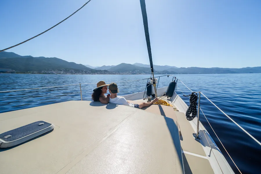 Oceanis 55 exterior sailing