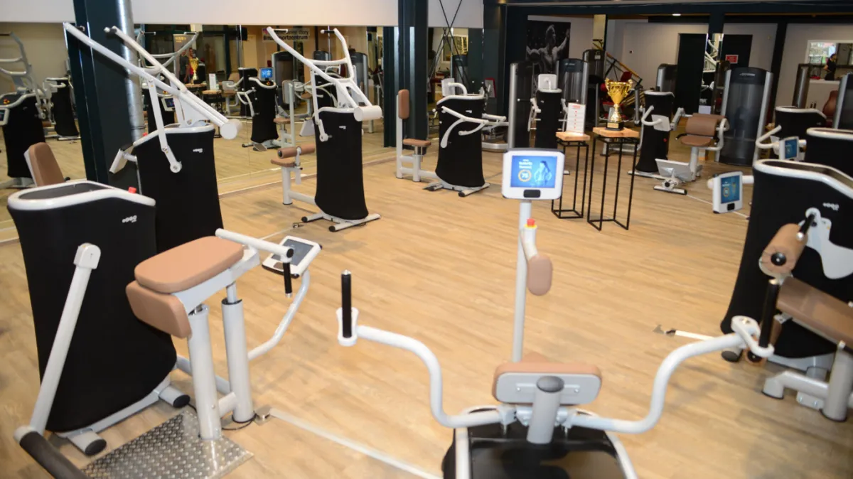 woman seriously performing gym exercise