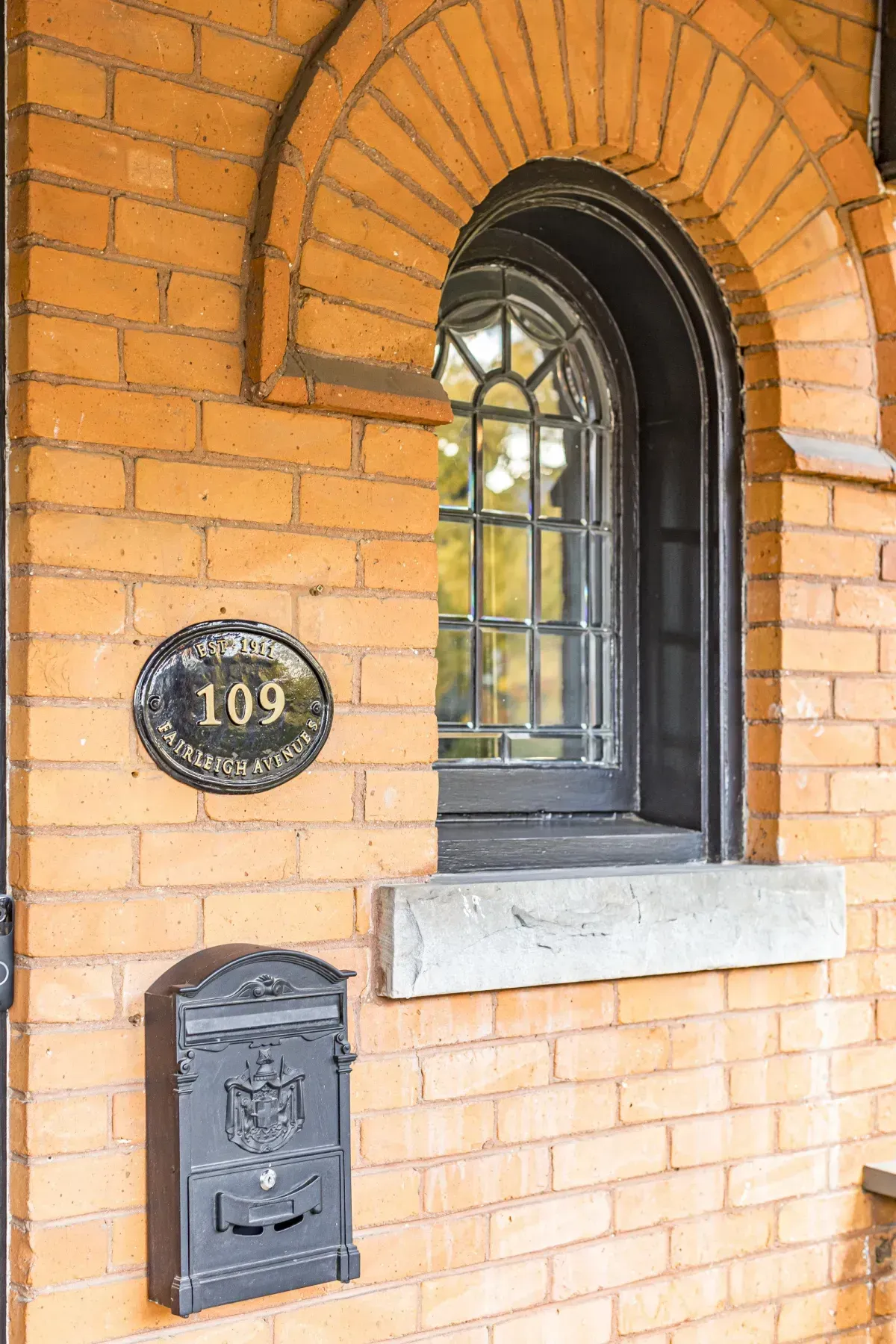 109 Fairleigh Ave S Hamilton home exterior.