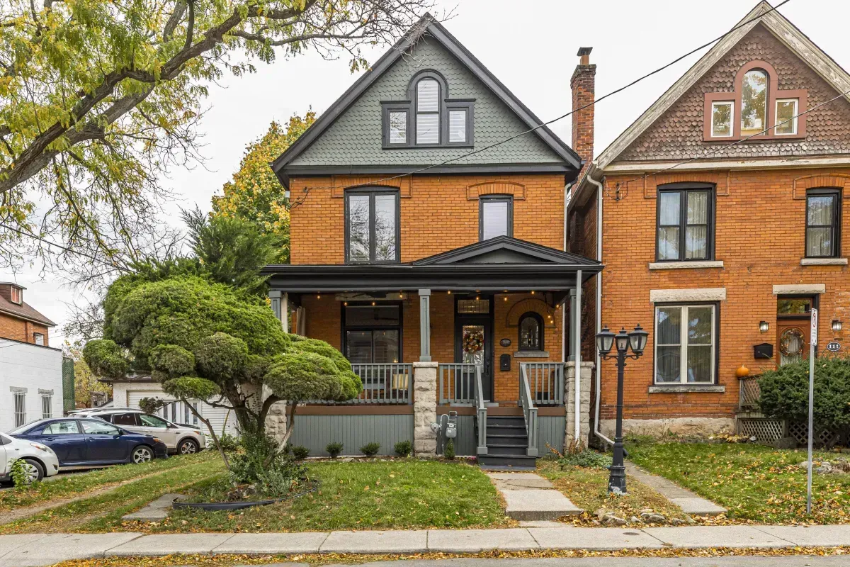 109 Fairleigh Ave S Hamilton home exterior.