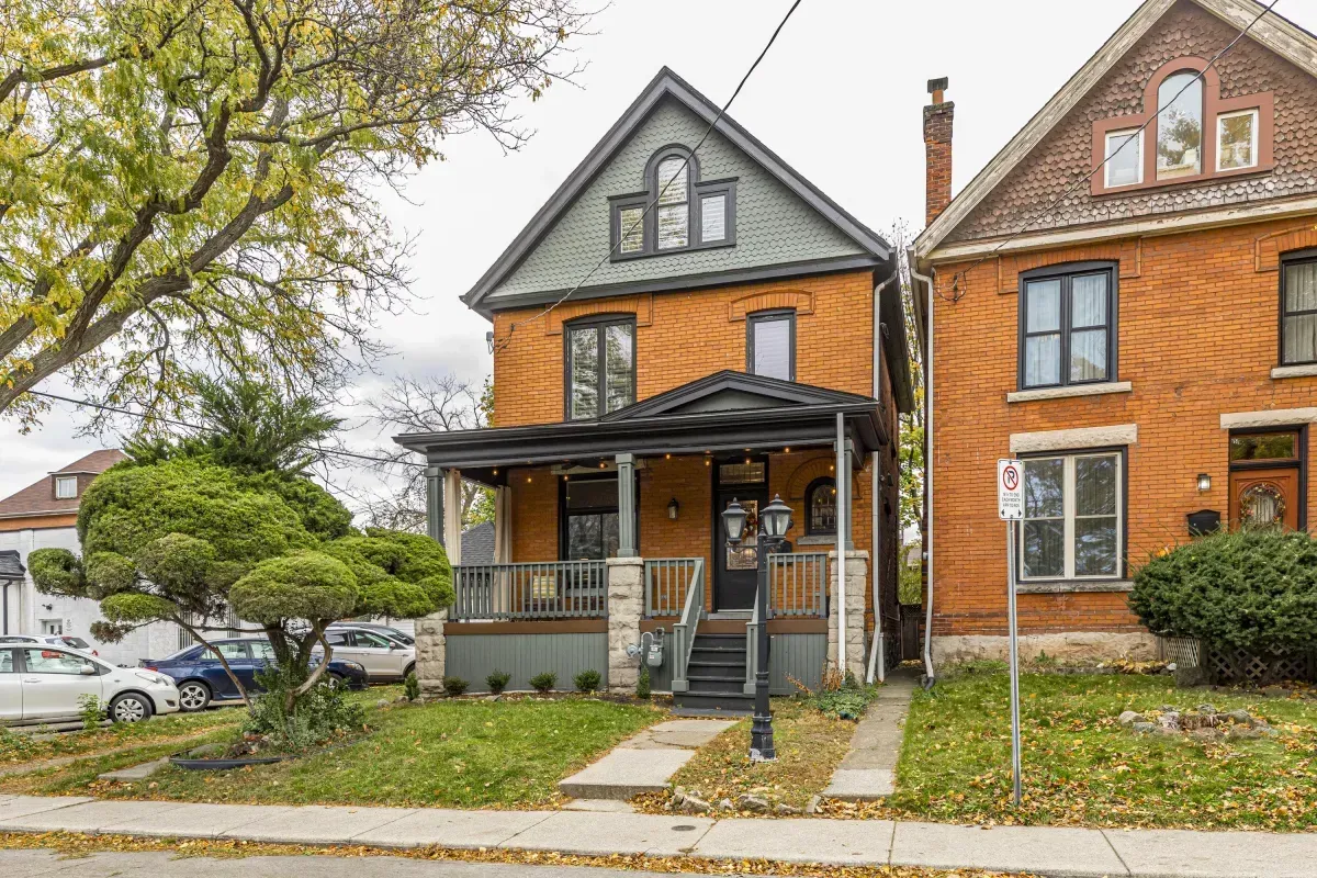109 Fairleigh Ave S Hamilton home exterior.
