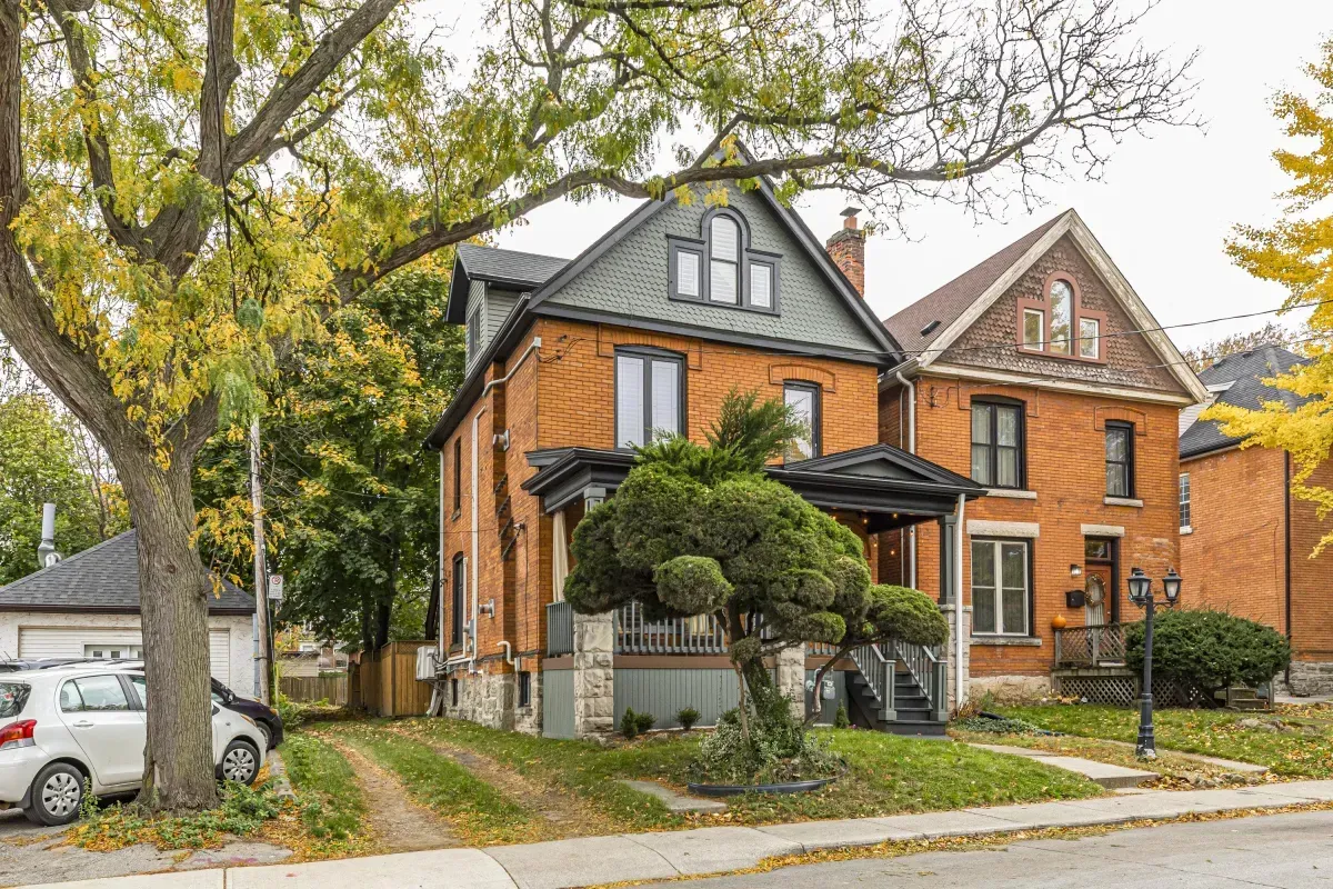 109 Fairleigh Ave S Hamilton home exterior.