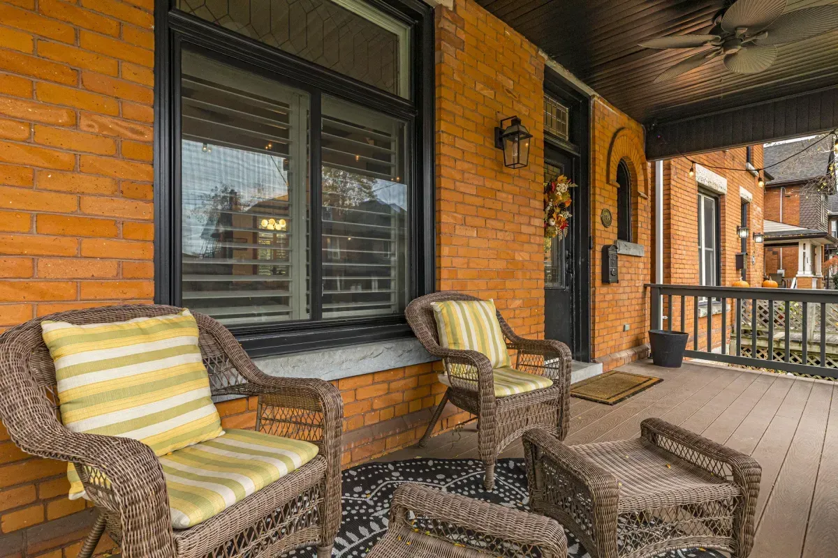 109 Fairleigh Ave S Hamilton home exterior.