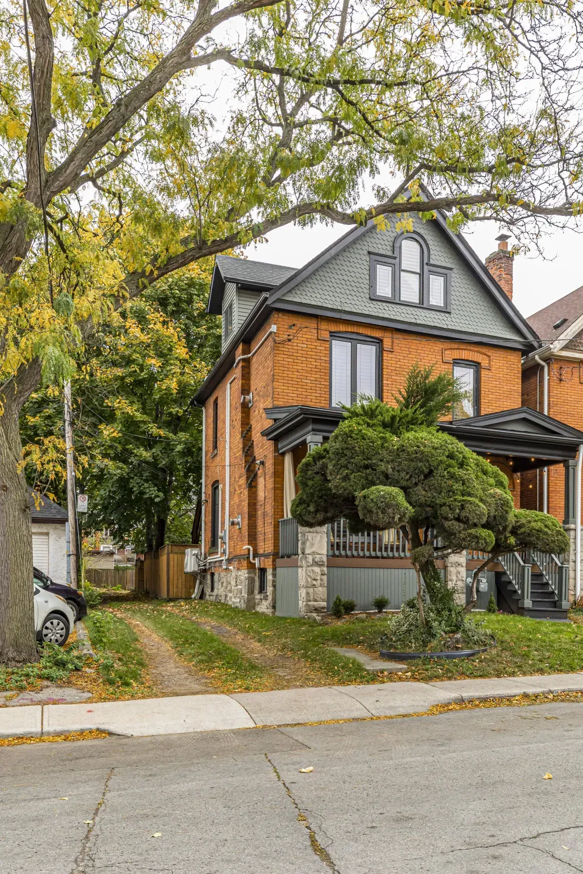 109 Fairleigh Ave S Hamilton home exterior.