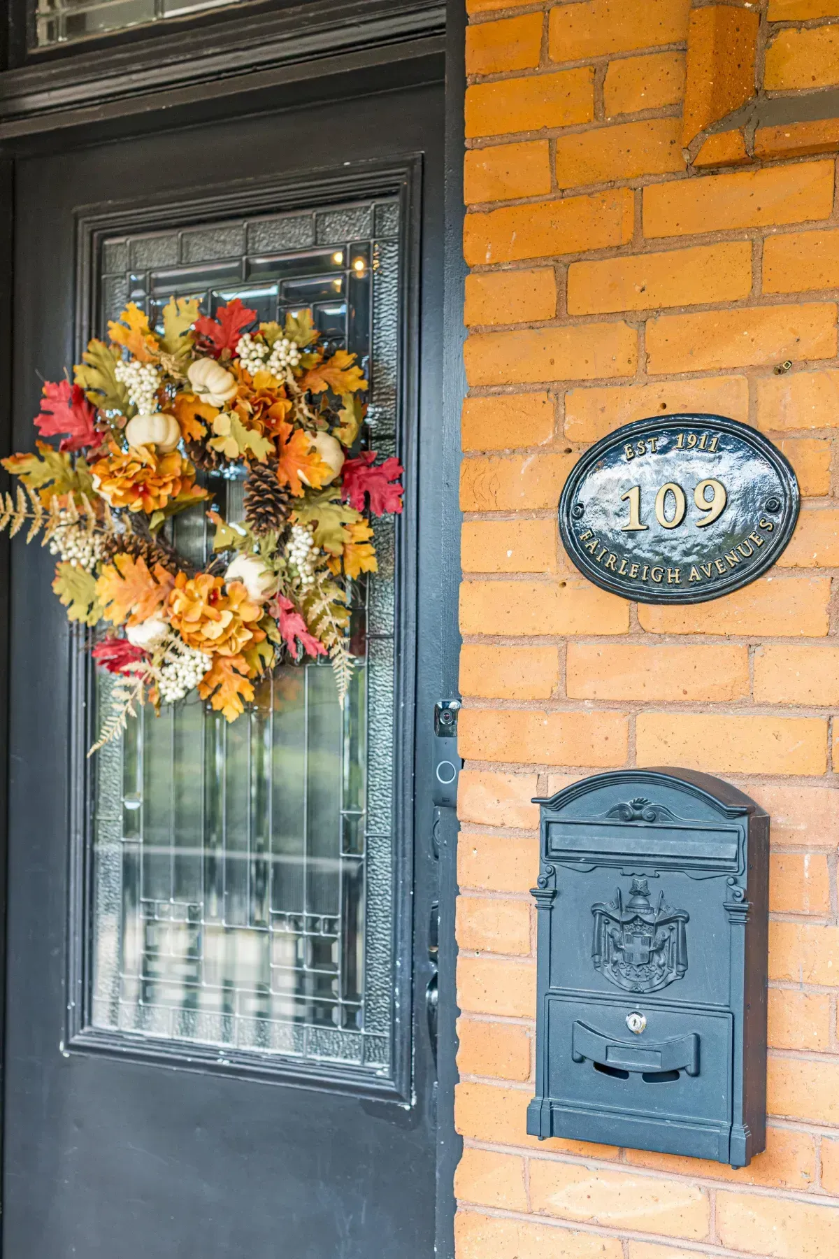 109 Fairleigh Ave S Hamilton home exterior.
