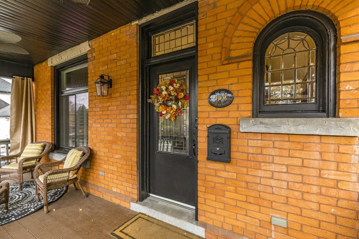 109 Fairleigh Ave S Hamilton home exterior.