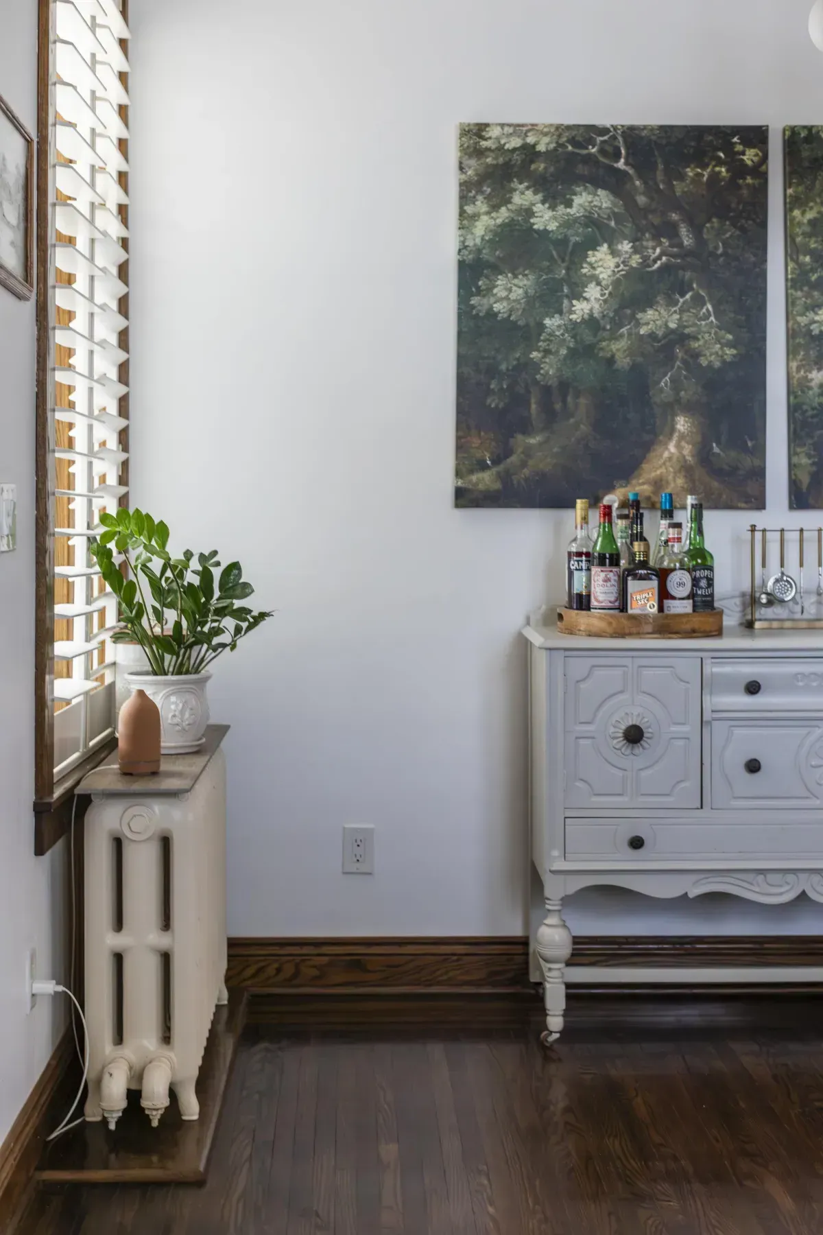 Open concept dining area at 109 Fairleigh Ave S, overlooking the living room.