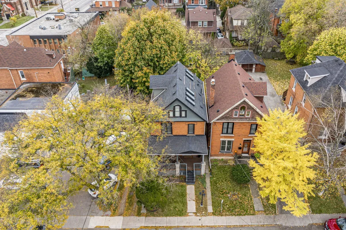 109 Fairleigh Ave S Hamilton home exterior.