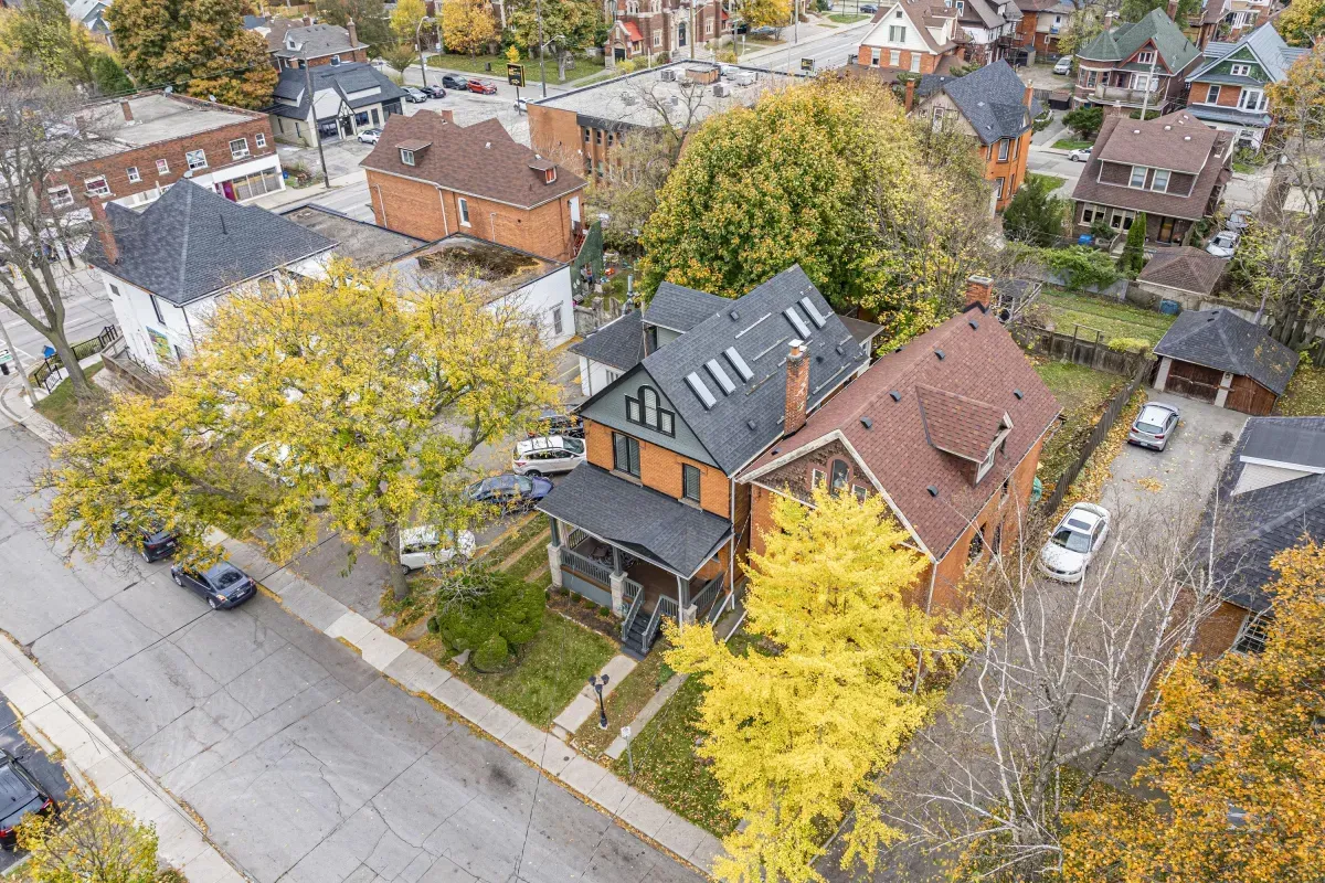 109 Fairleigh Ave S Hamilton home exterior.