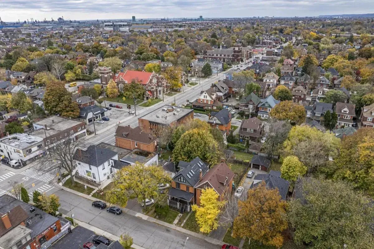 109 Fairleigh Ave S Hamilton home exterior.