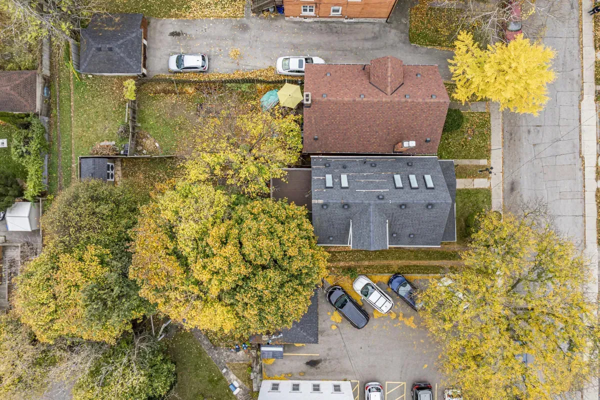 109 Fairleigh Ave S Hamilton home exterior.