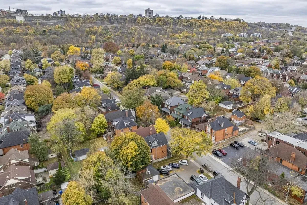 109 Fairleigh Ave S Hamilton home exterior.
