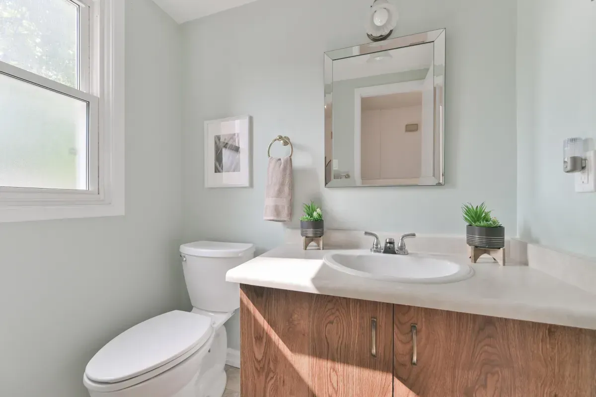 Clean and modern 3-piece and 4-piece bathrooms serving the upper and lower levels of 2286 Margot St, Oakville.