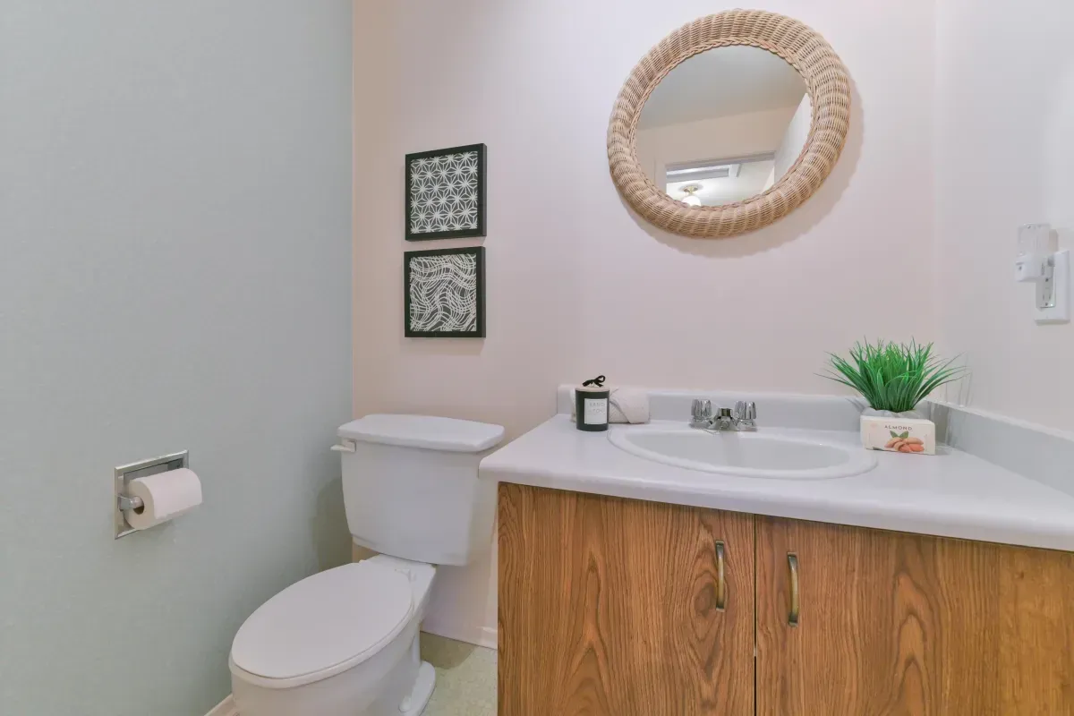 Clean and modern 3-piece and 4-piece bathrooms serving the upper and lower levels of 2286 Margot St, Oakville.
