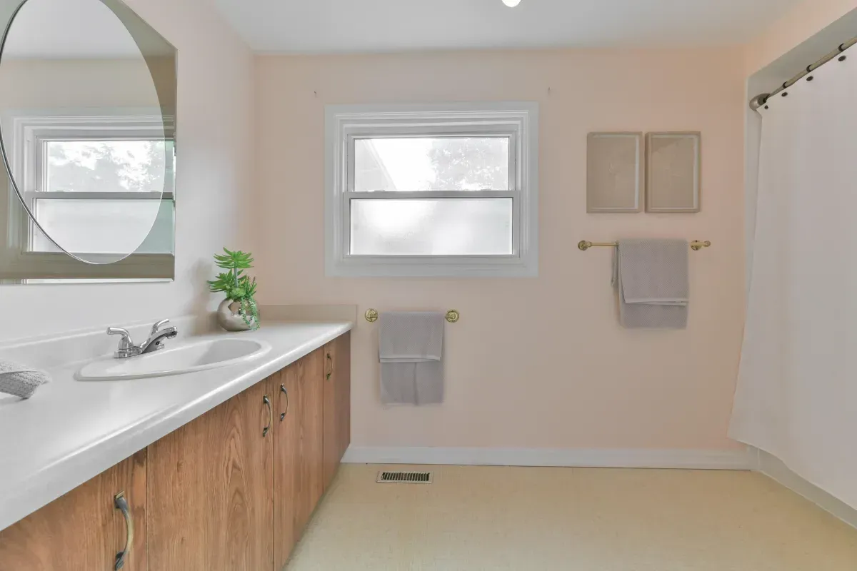 Clean and modern 3-piece and 4-piece bathrooms serving the upper and lower levels of 2286 Margot St, Oakville.