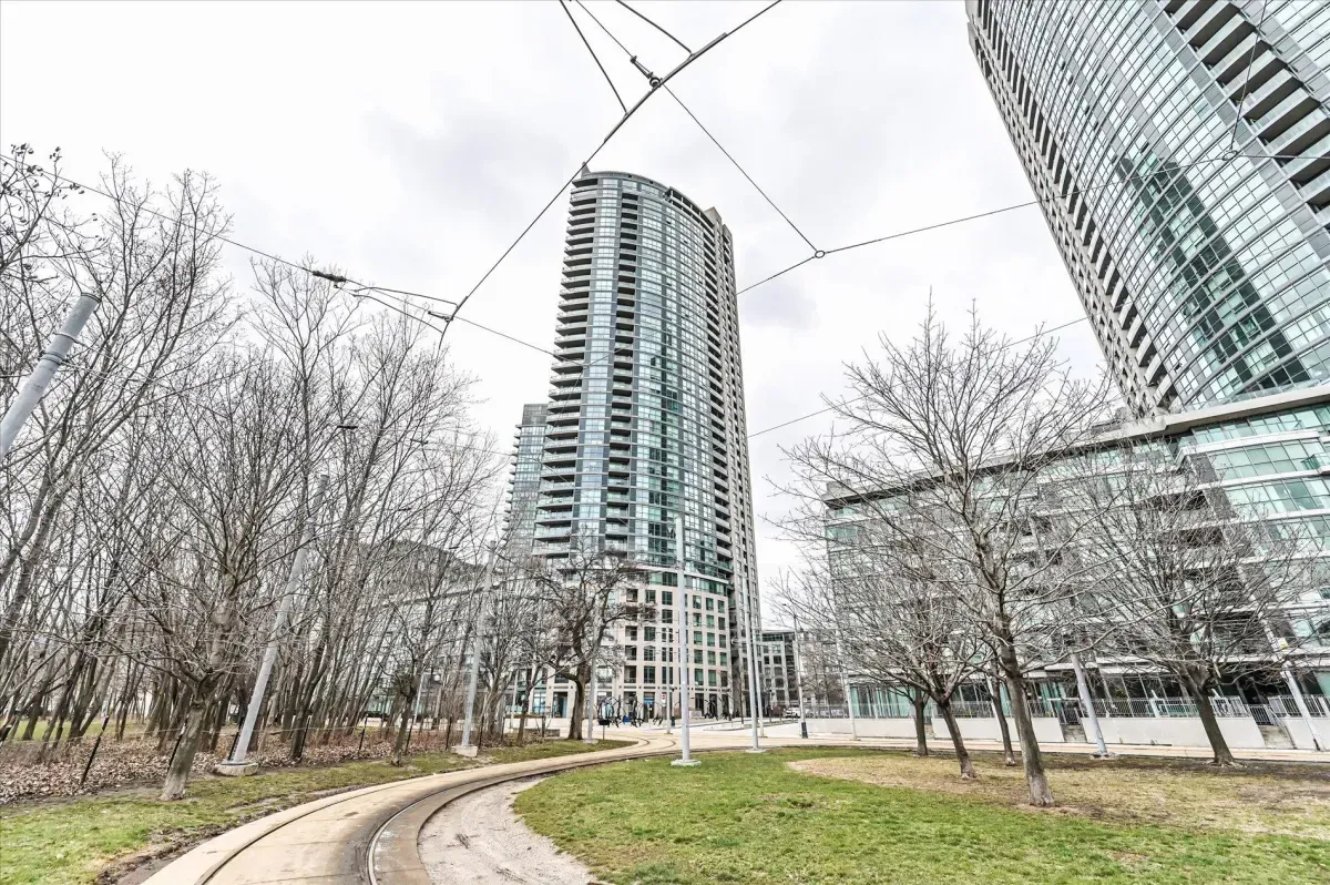 Modern glass high-rise exterior of Aquarius at Waterpark City, 219 Fort York Blvd, Toronto.