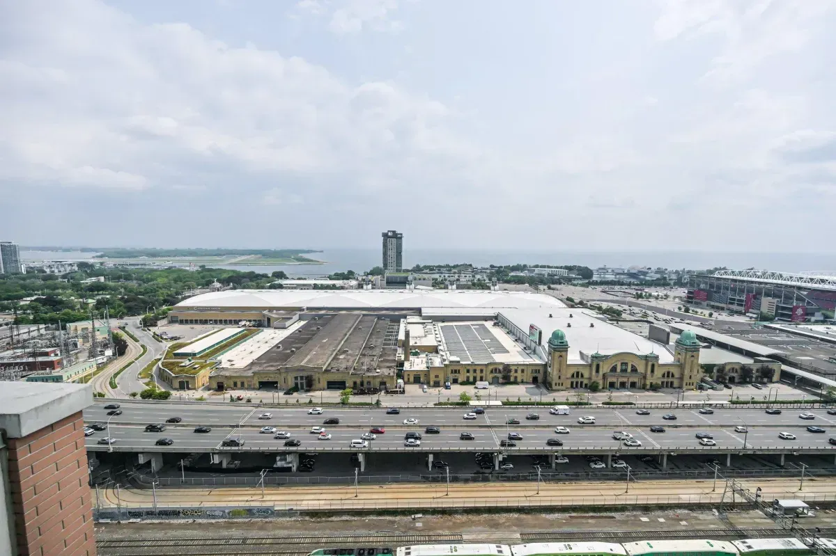 Spectacular common rooftop deck with panoramic views of the Toronto skyline and Gardiner Expressway.