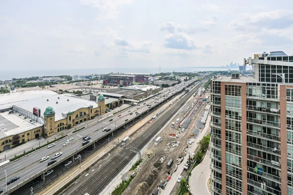 Spectacular common rooftop deck with panoramic views of the Toronto skyline and Gardiner Expressway.