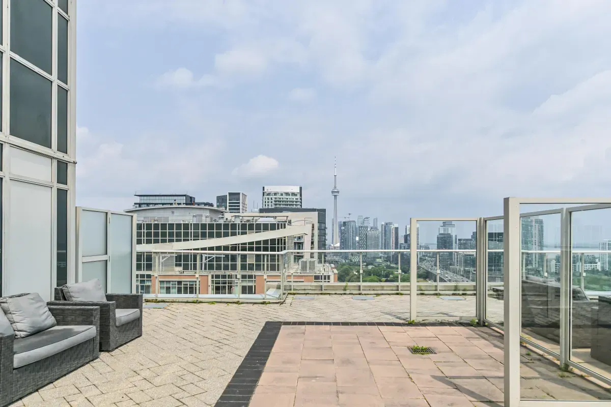 Spectacular common rooftop deck with panoramic views of the Toronto skyline and Gardiner Expressway.