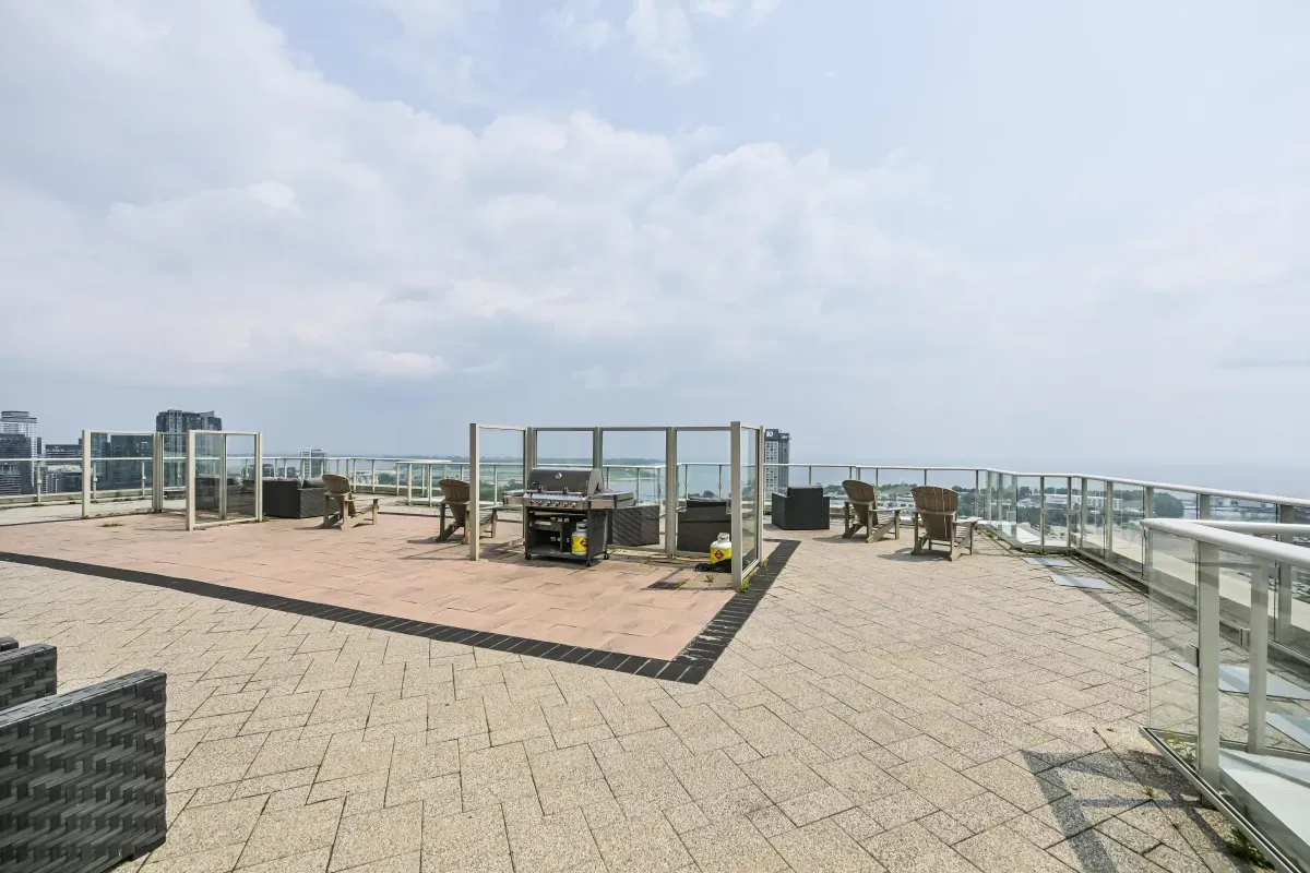 Spectacular common rooftop deck with panoramic views of the Toronto skyline and Gardiner Expressway.