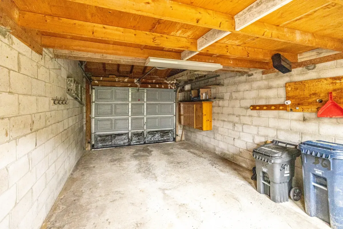 Sturdy single garage in laneway