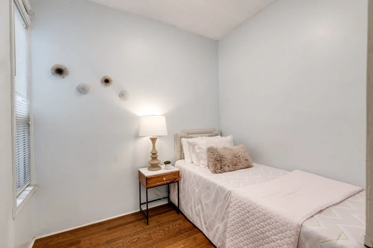 Second bedroom with side window