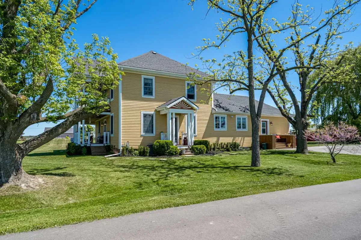 Traditional detached family home with a spacious yard in Binbrook, Ontario.