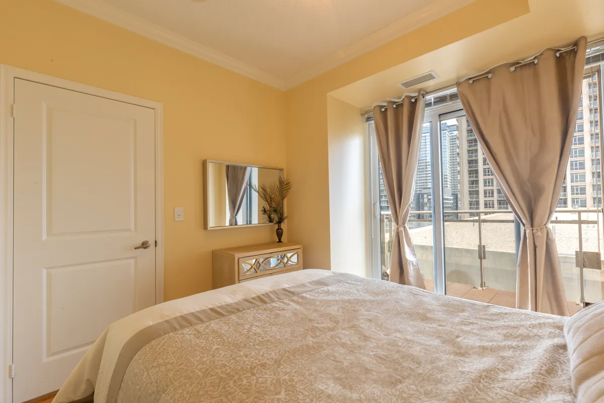 628 Fleet St #1311 cozy bedroom interior with large window