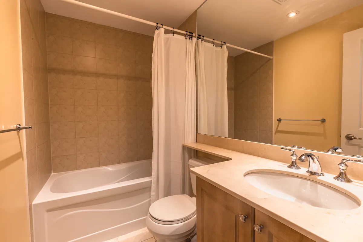 628 Fleet St #1311 clean full bathroom with shower and tub combination