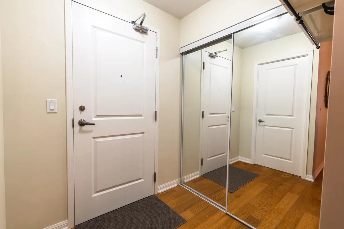 628 Fleet St #1311 foyer and entryway with mirrored closet doors