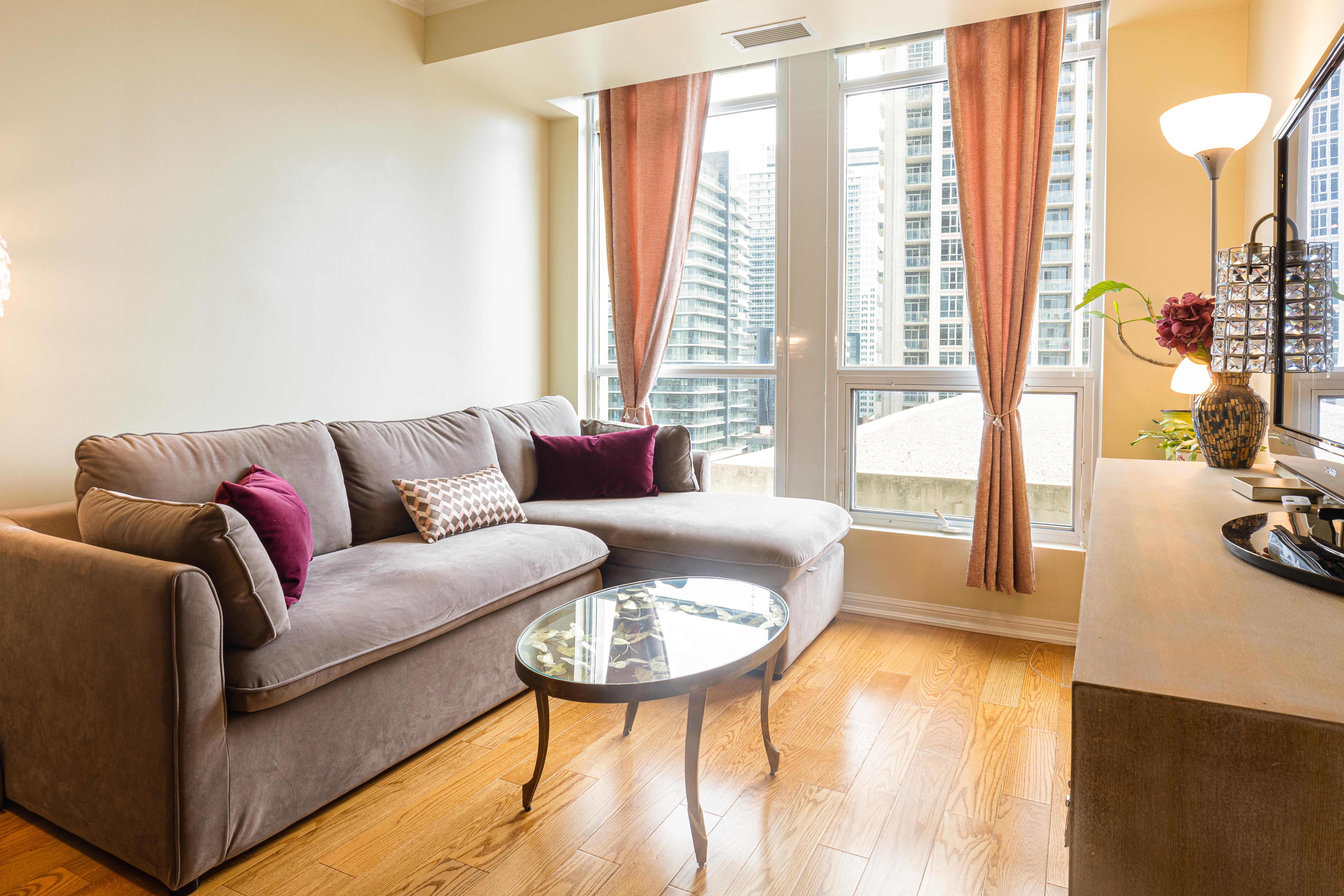 628 Fleet St #1311 spacious living room with large windows and comfortable seating