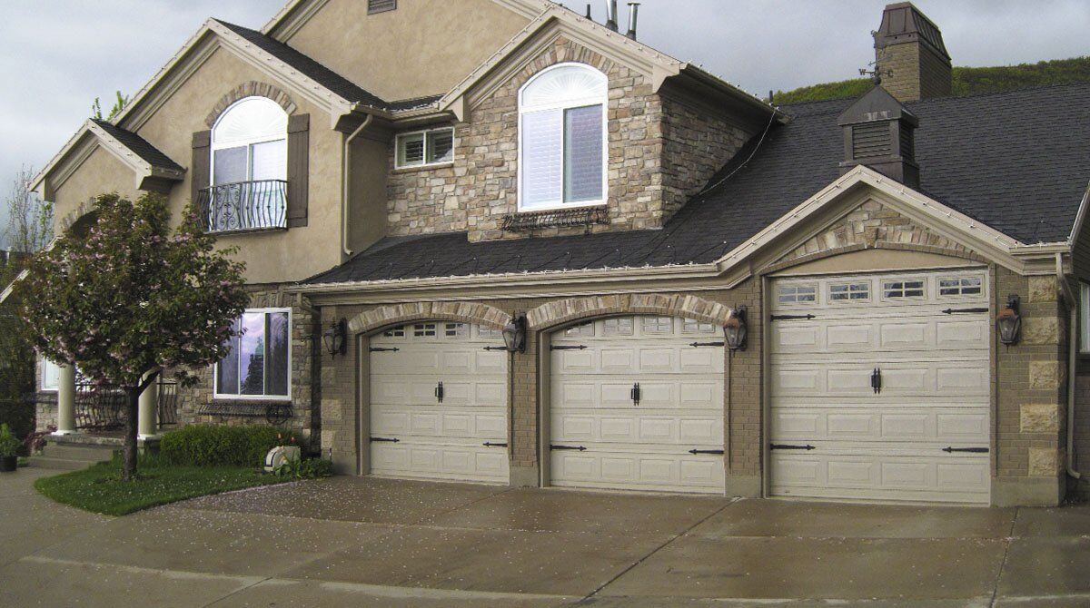 Martin Garage Door – Cornerstone Model