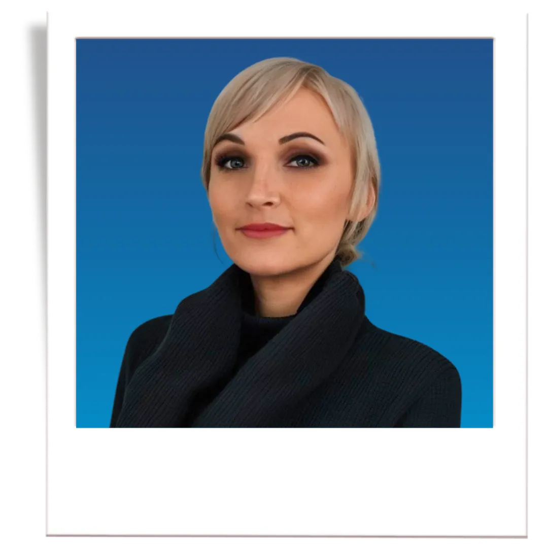 A picture of professional insurance agent, Noe Recendez. The picture is in the style of a polaroid. The insurance agent is wearing a dark grey men's blazer, a blue button down shirt, and a black tie. The agent is in front of a blue gradient background. 