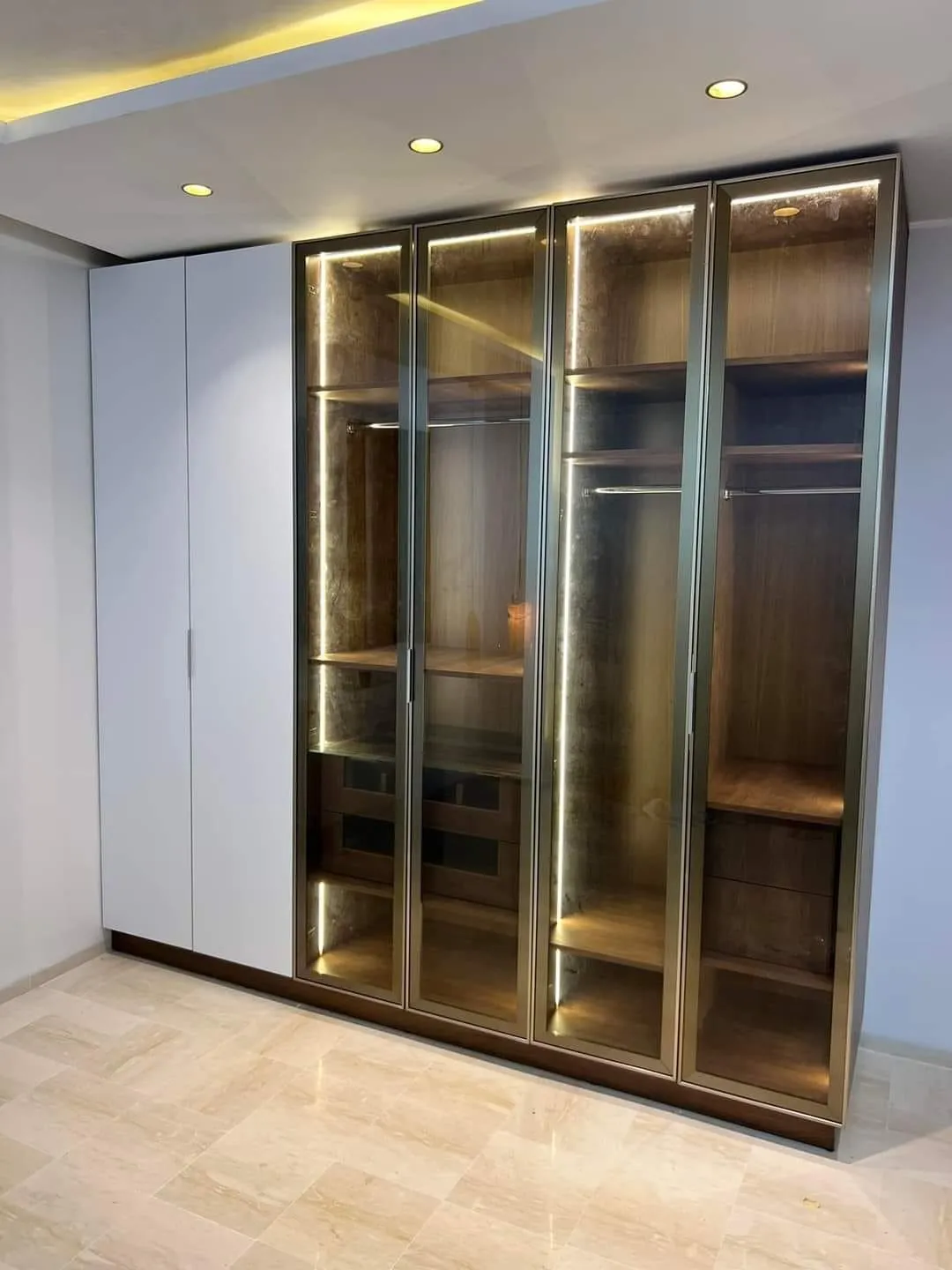 Exemple d'un escalier en inox sur mesure, design moderne réalisé par Walid Inox