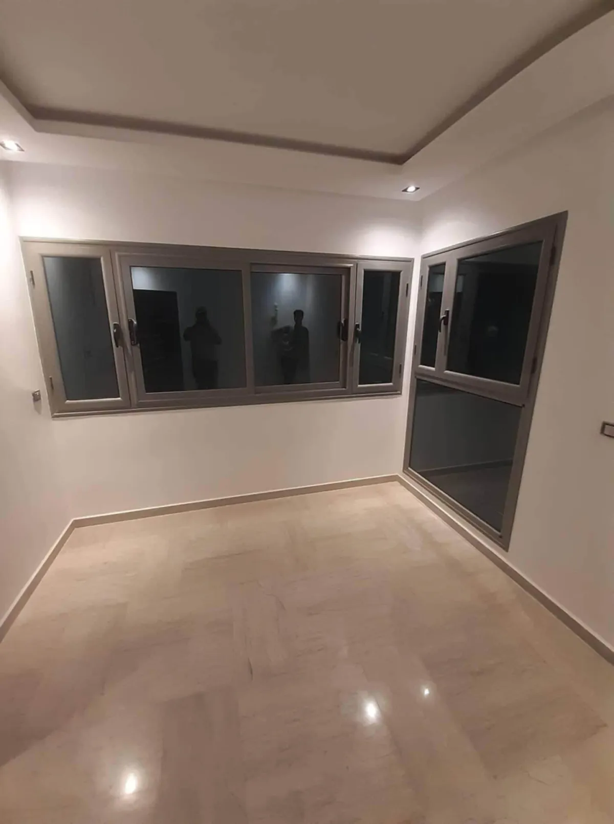 Cabine de douche en inox moderne et élégante, conçue par Walid Inox pour un aménagement fonctionnel et contemporain