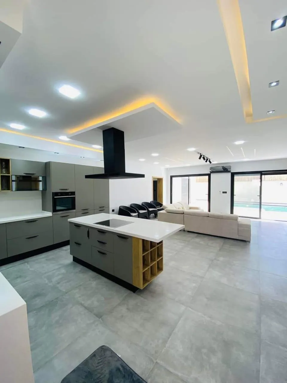 Paroi en inox design réalisée sur mesure par Walid Inox pour optimiser l’espace intérieur
