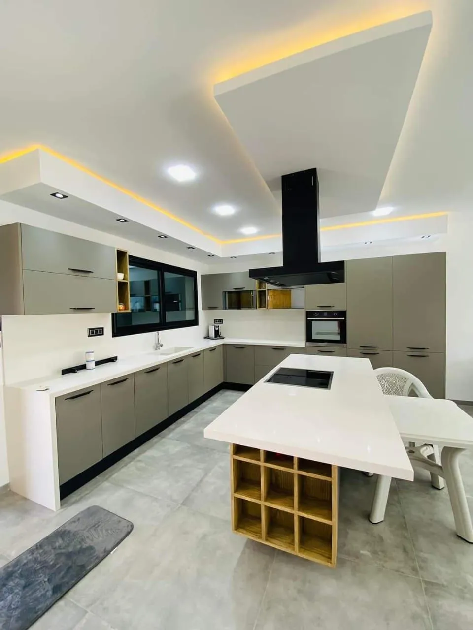 Exemple d'un escalier en inox sur mesure, design moderne réalisé par Walid Inox