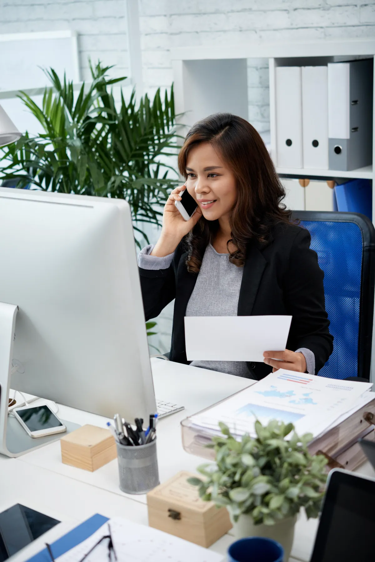 Accounting professional discussing tax preparation on the phone