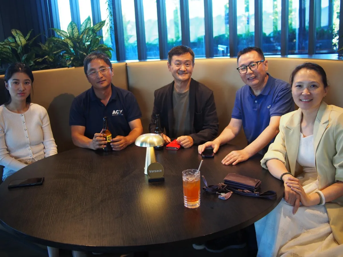 Local Chinese community leaders catch up
