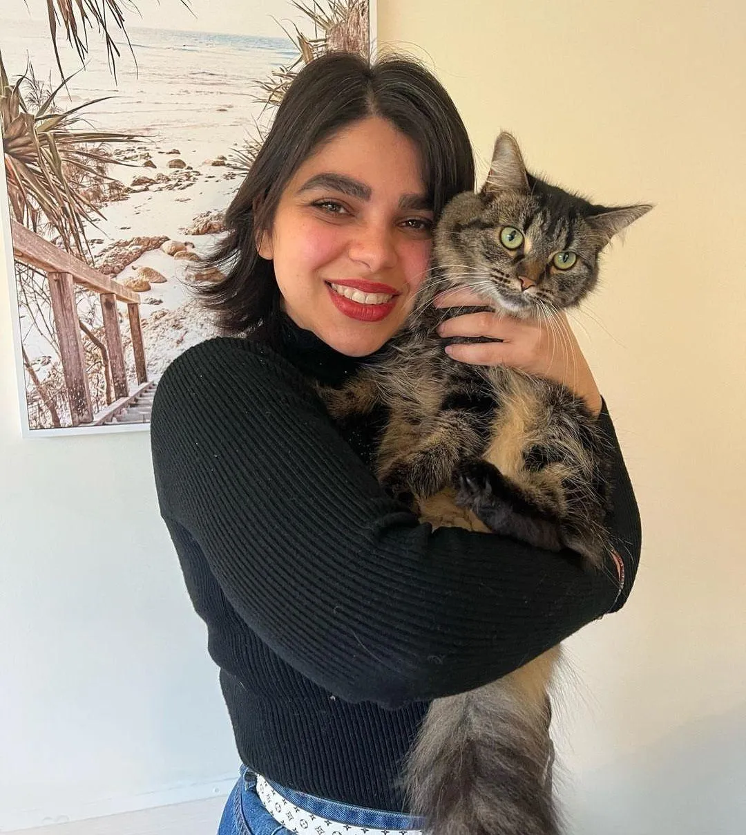 artist parisa - microblading, eyeliner, combination brows, powder brows and lip blushing artist, pictured with a cat