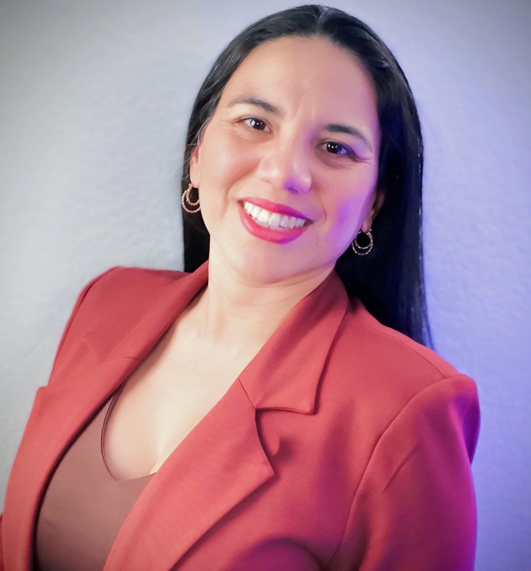 Retrato profesional y empoderador de la fundadora de Elevaher